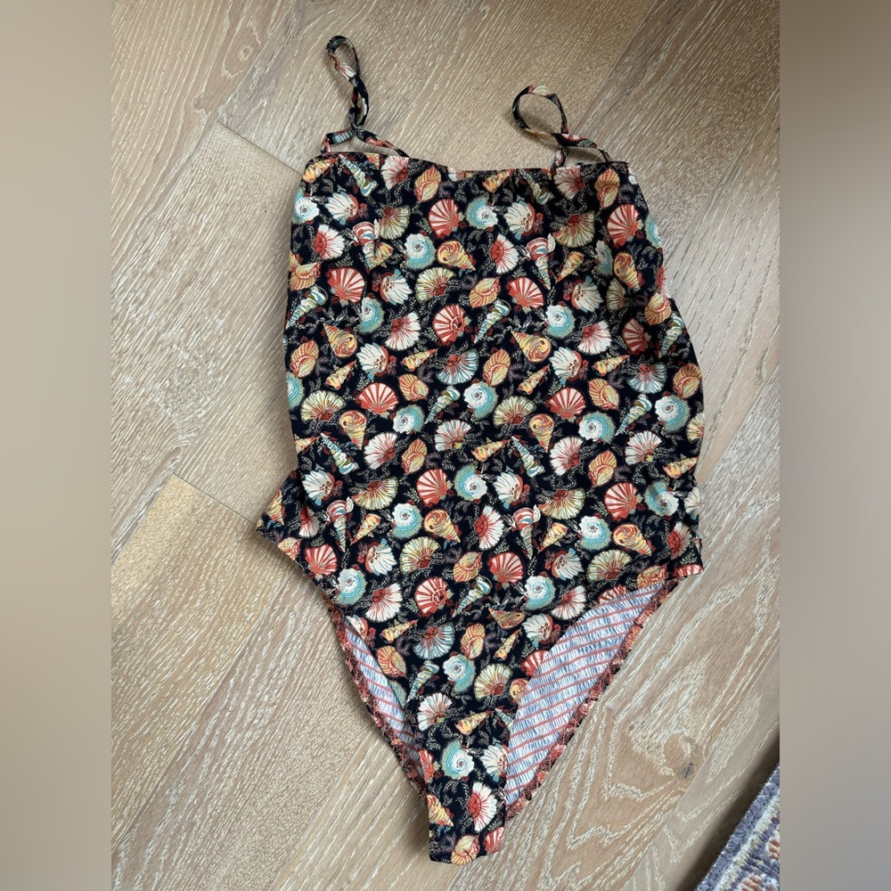 Doen Medium one piece swimsuit shell print NWOT